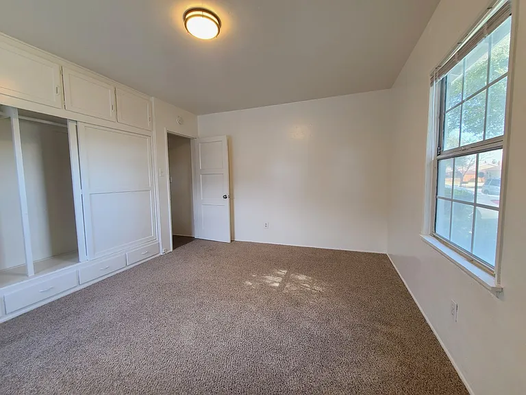 686 Courtland Dr — Photo 10