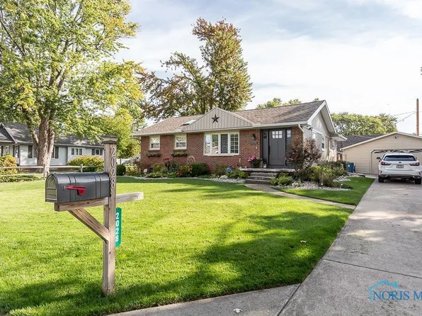 2028 Woodcrest Dr, Oregon, OH 43616