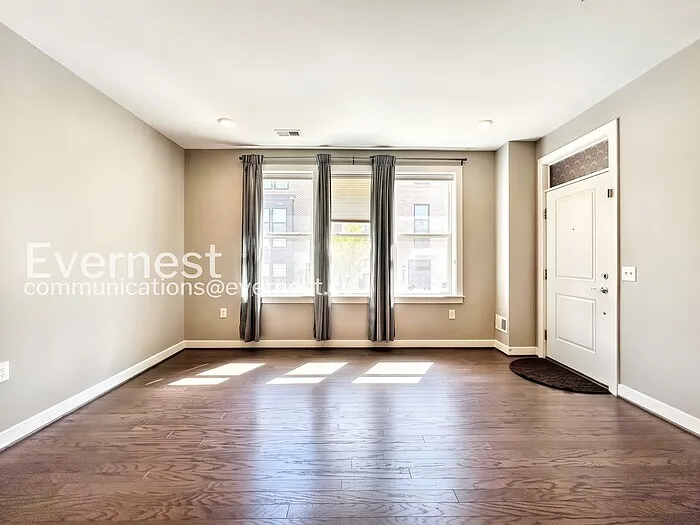 3 bed, 2.5 bath, 1510 sqft, $3,100 — Photo 3
