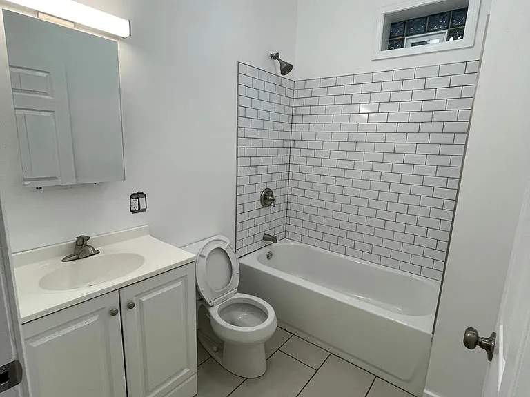 1450 W 18th St — Photo 2