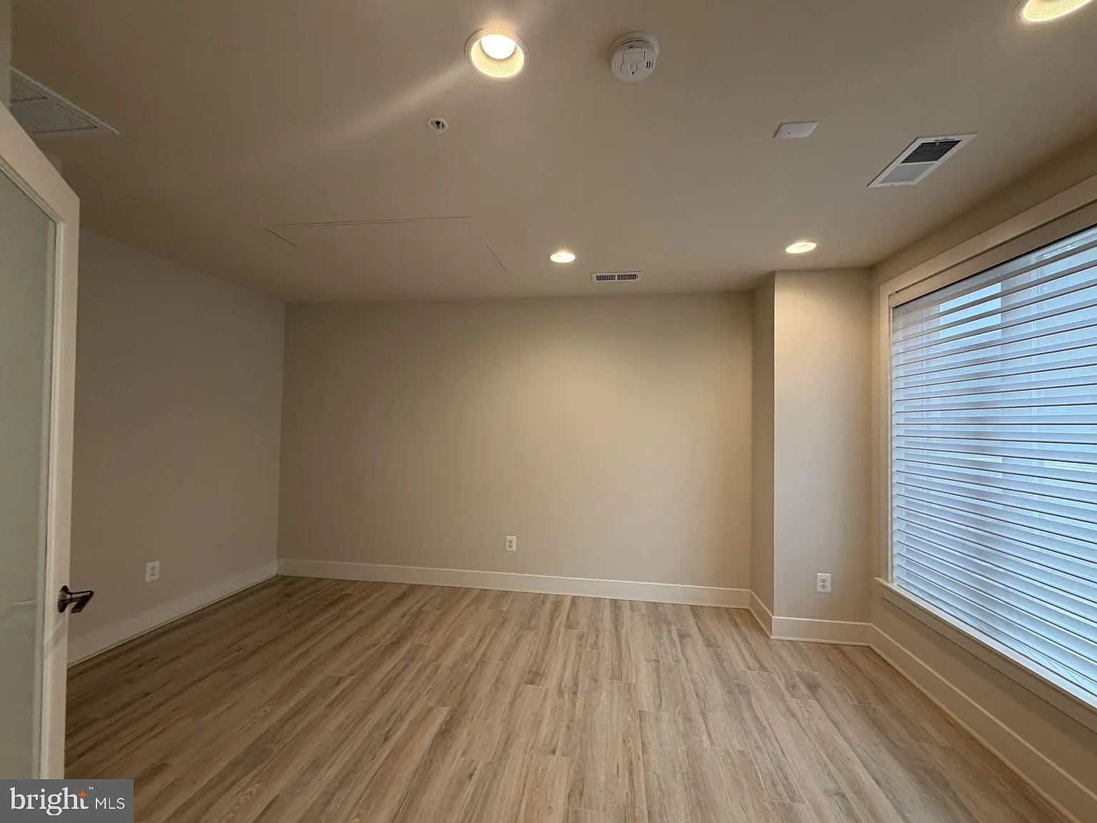 3 bed, 3.5 bath, 2083 sqft, $4,950 — Photo 4
