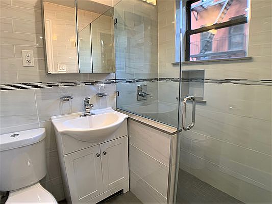 5th image of 151 E 81st St #4M