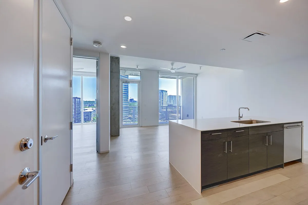 Building Photo - 301 West Ave #1402