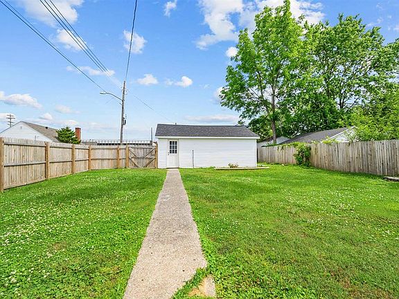 3rd image of 901 E 19th St