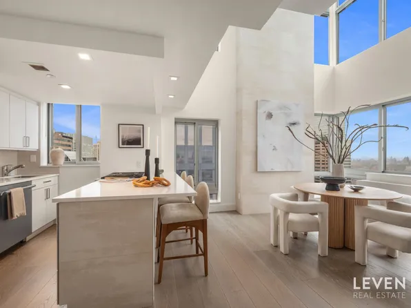 235 East 55th Street image 4 of 17