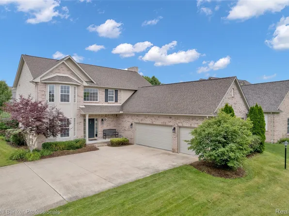 597 Bay Pointe Dr, Oxford, MI 48371