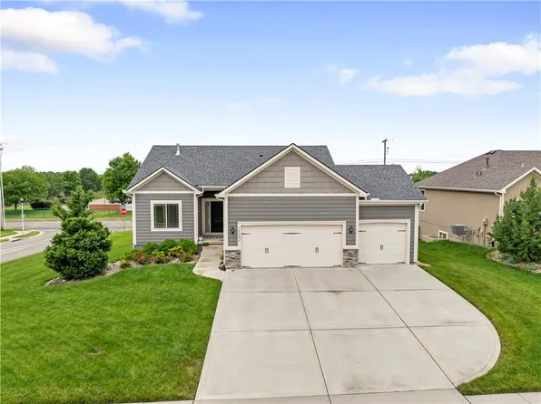 12282 S Pine St, Olathe, KS 66061