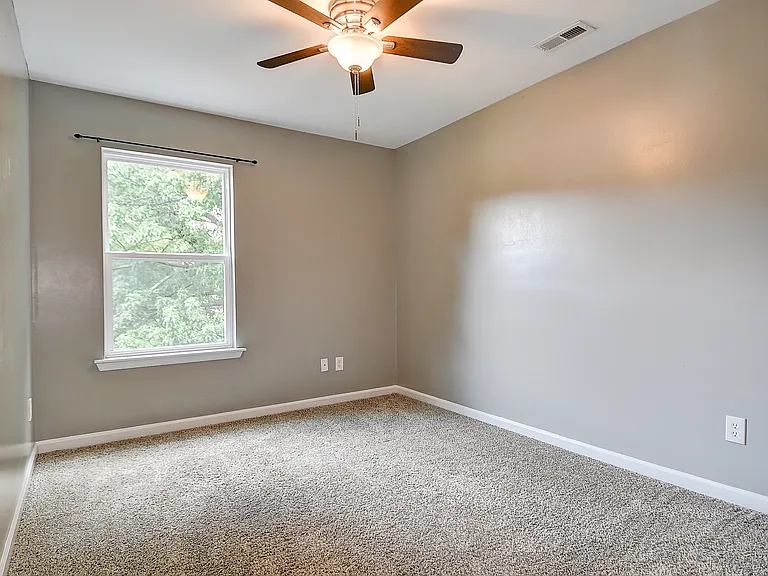 224 Taylor Ave W — Photo 26