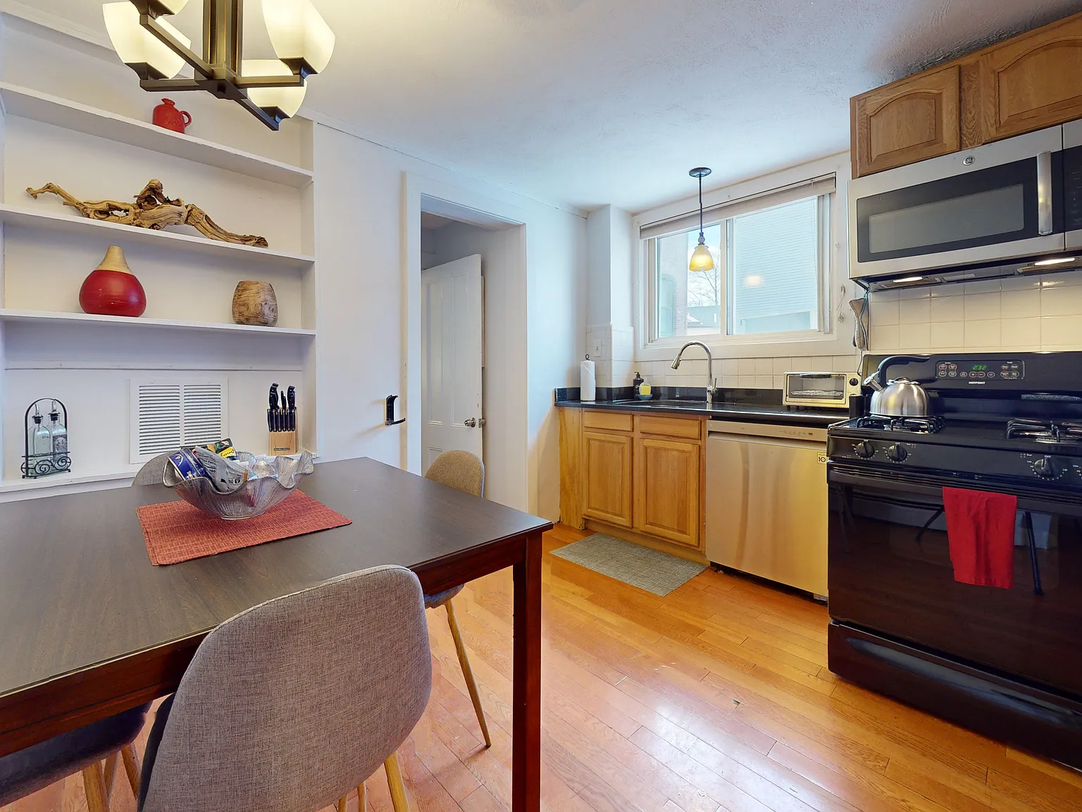 1 bed, 1.0 bath, 700 sqft, $4,000 — Photo 3