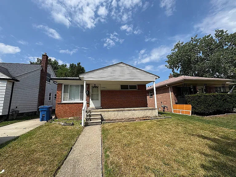 3 bed, 988 sqft, $1,350 — Photo 1