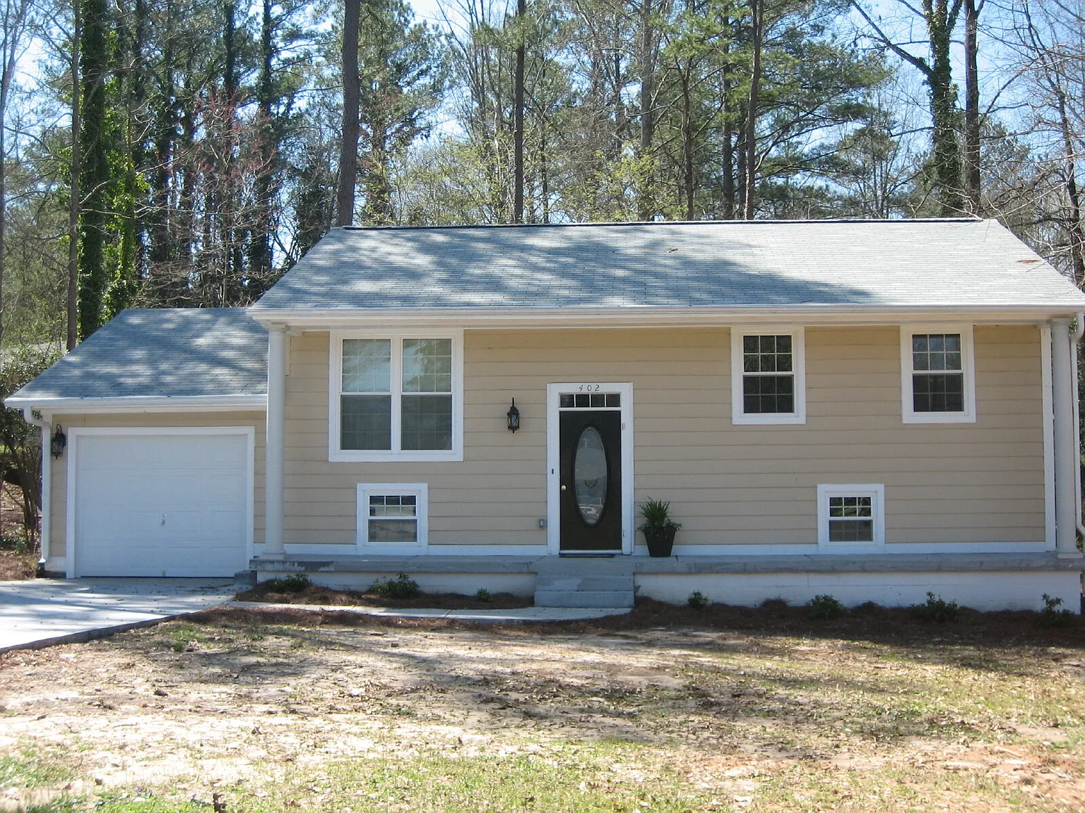 4 bed, 2.0 bath, 2217 sqft, $2,500 — Photo 2