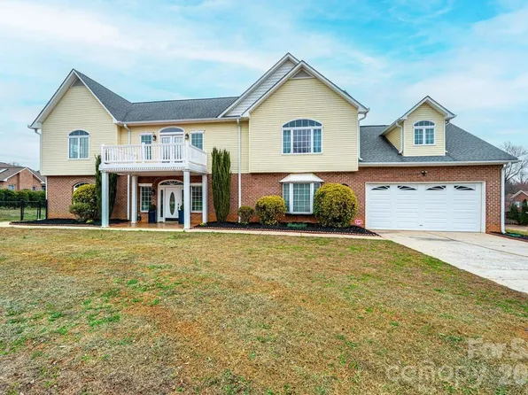 1360 Sweetbriar Ln, Hickory, NC 28602