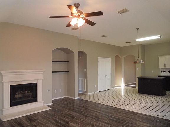 4th image of 100 Creekview Dr