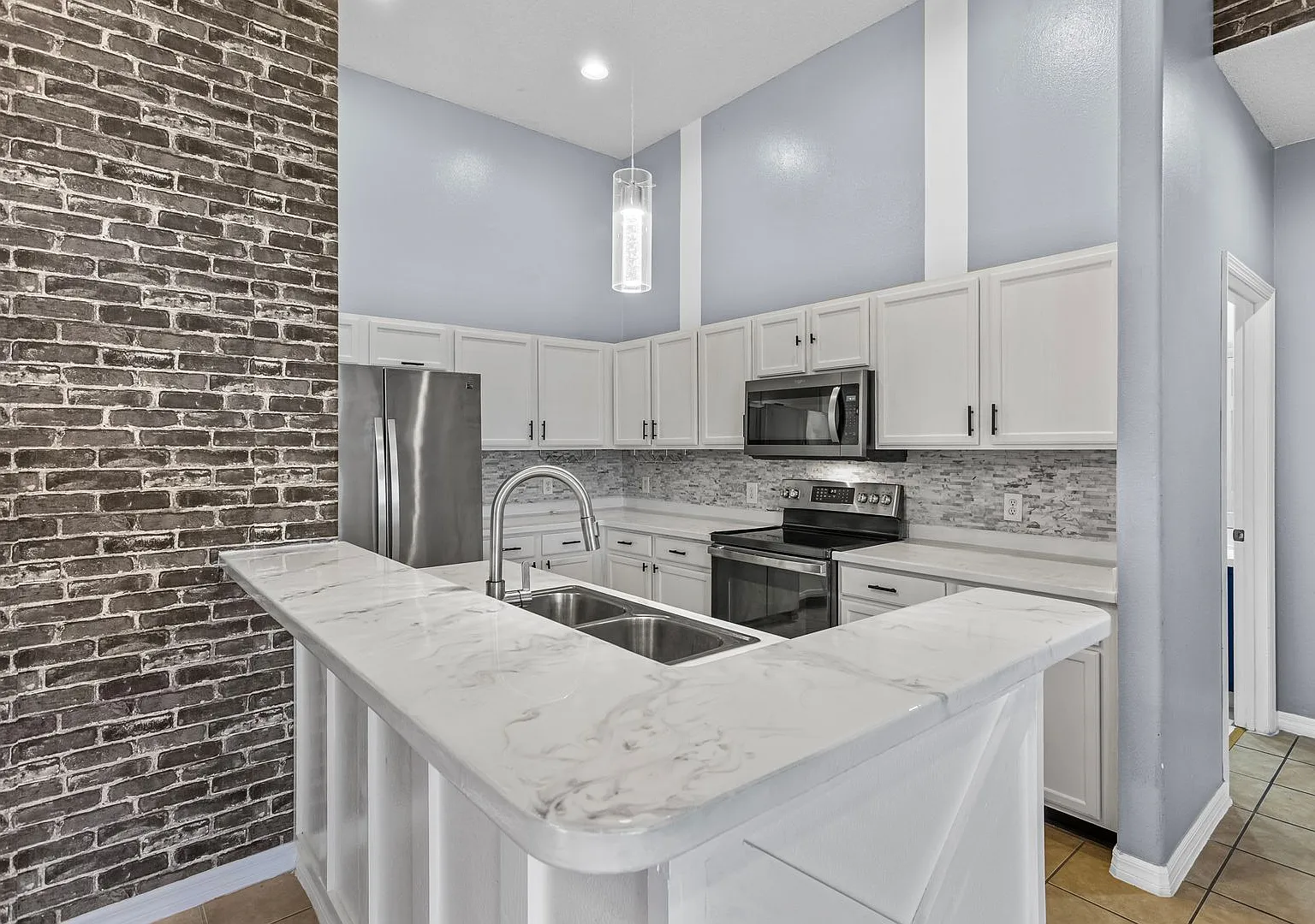 Designer 3/2 with 2 Car Garage in Desirable Location Island Walk — Photo 3