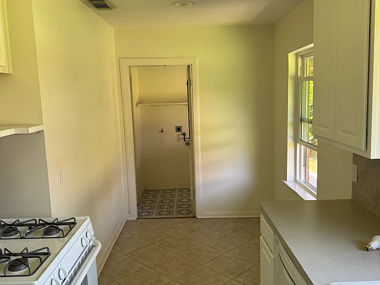 946 Stonecrest Dr — Photo 2