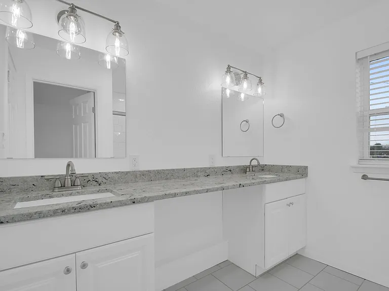 1004 E Fannin St #1006 — Photo 10