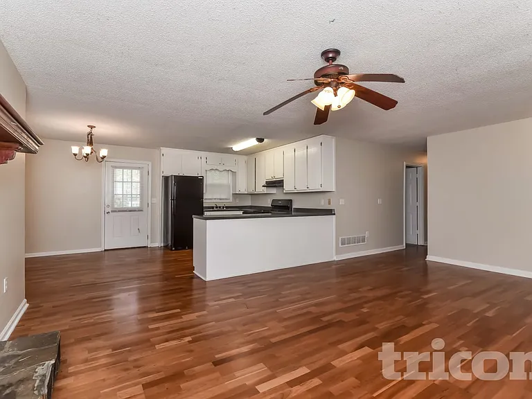 230 Parkway Ct — Photo 4