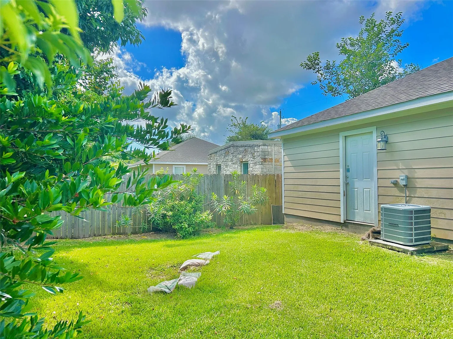 2 bed, 1.0 bath, 800 sqft, $1,100 — Photo 2