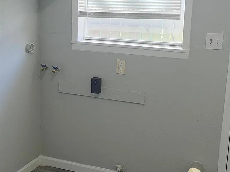 407 E Homan St — Photo 14
