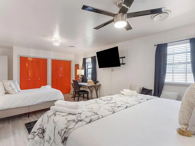 E 63rd Pl — Photo 14