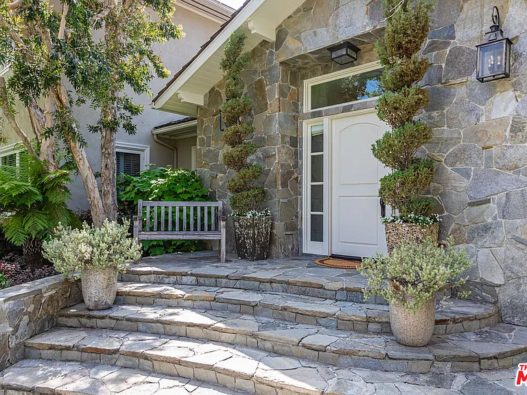 1185 Corsica Dr — Photo 2
