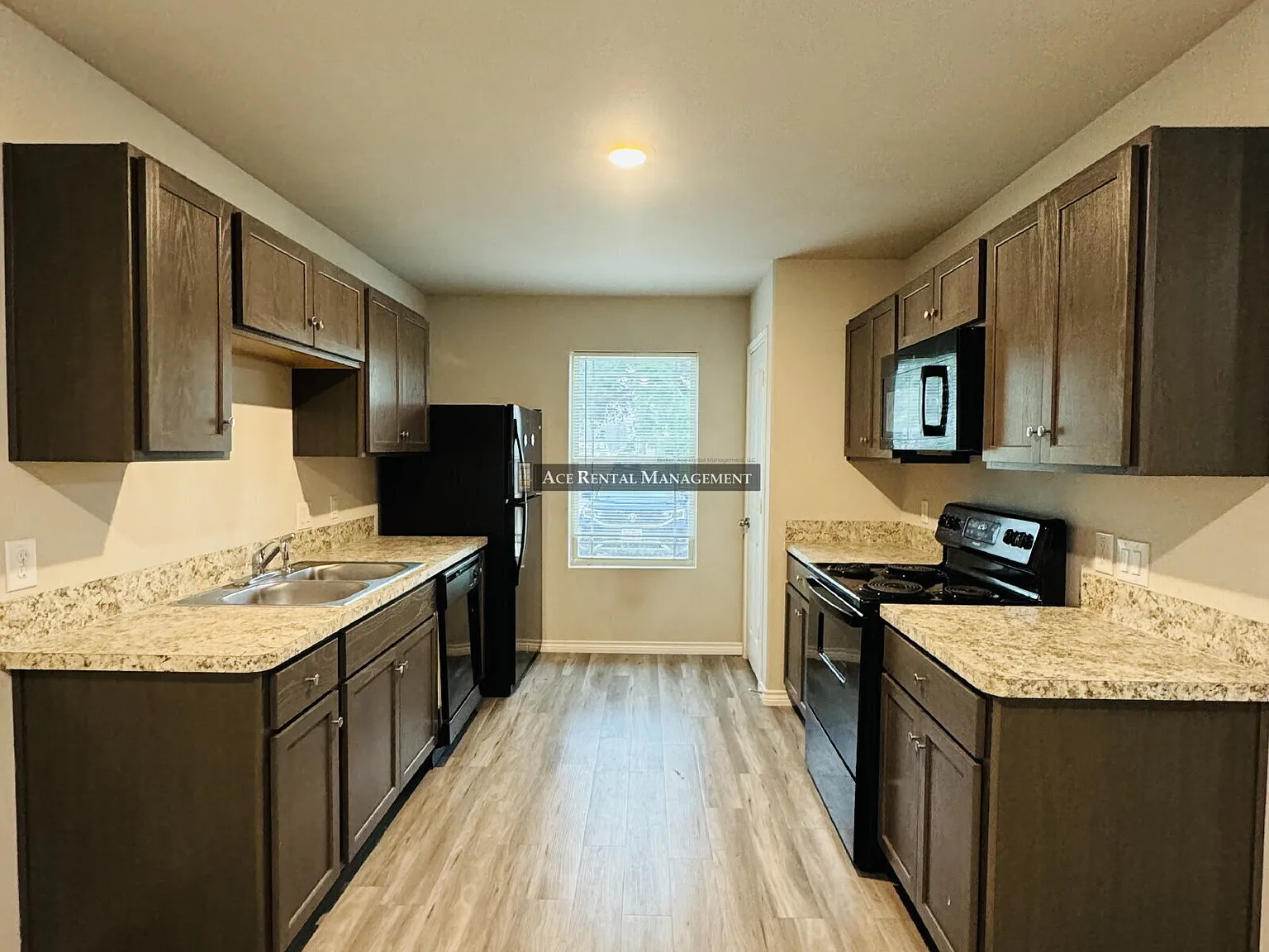 Just minutes away from the vibrant downtown area of Beaumont, this newly constructed 3-bedroom, 1... — Photo 3