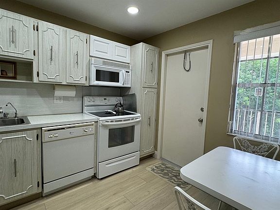 5th image of 2901 S Palm Aire Dr #A