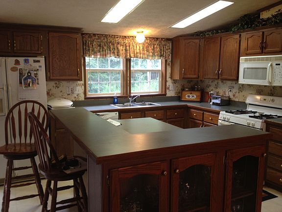 Kitchen w/ large island