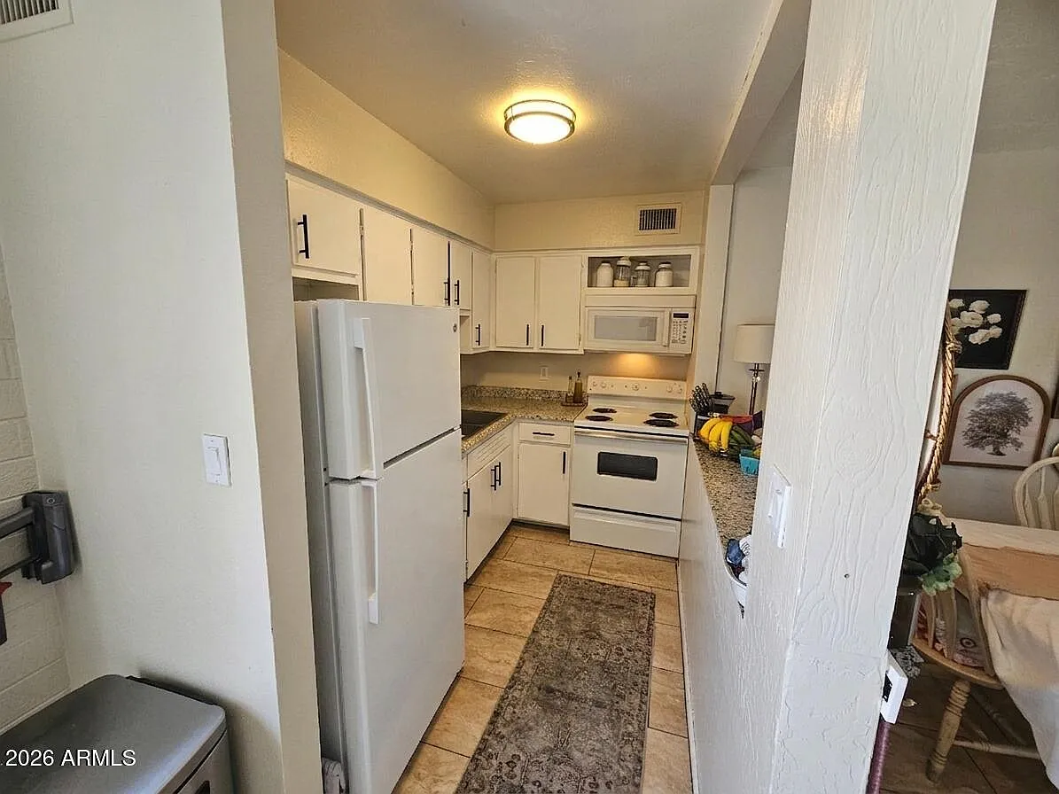 2 bed, 1.0 bath, 985 sqft, $1,275 — Photo 4