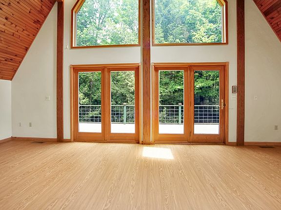 4th image of 53 Hemlock Cir