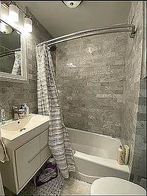 4th image of 134 W 58th St APT 806
