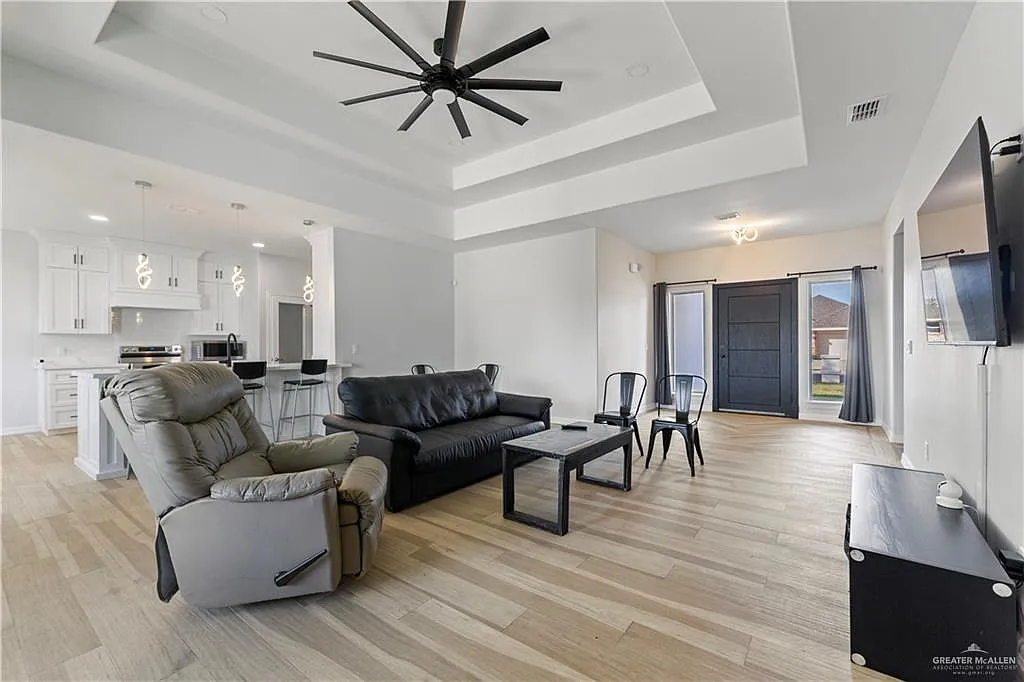 3 bed, 2.0 bath, 1654 sqft, $1,850 — Photo 2