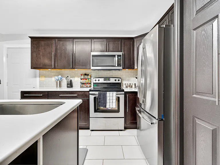 102 Nottingham Ln — Photo 2
