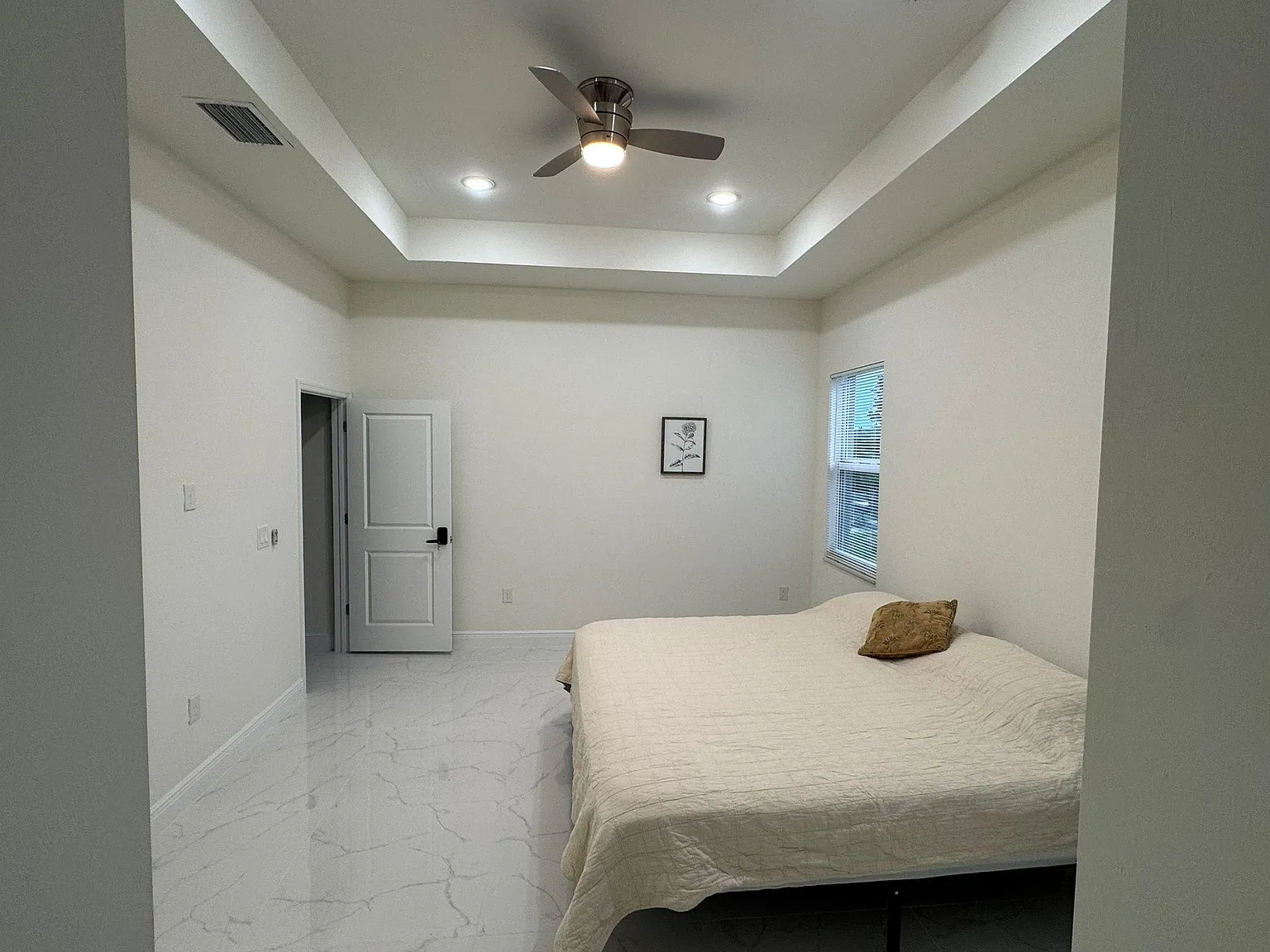 4 bed, 3.0 bath, 2100 sqft, $910 — Photo 2