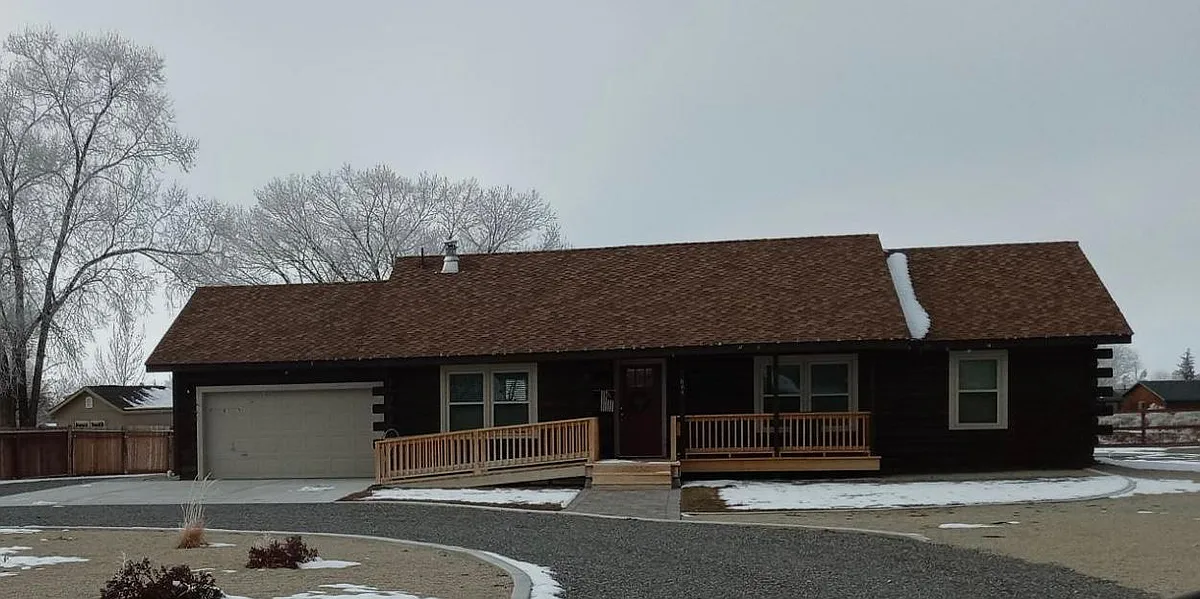 Front View of Home - 884 Selkirk Cir