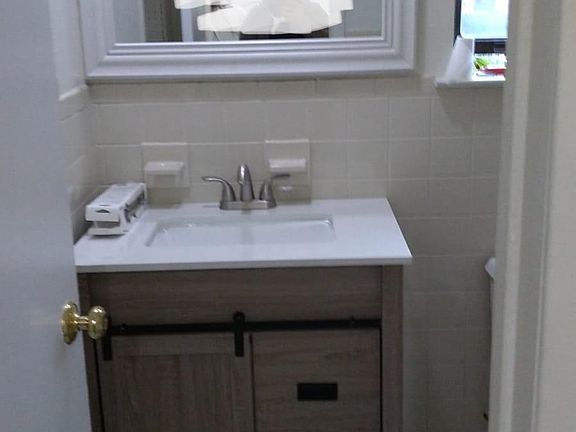 3rd image of 707 N Oaks Blvd