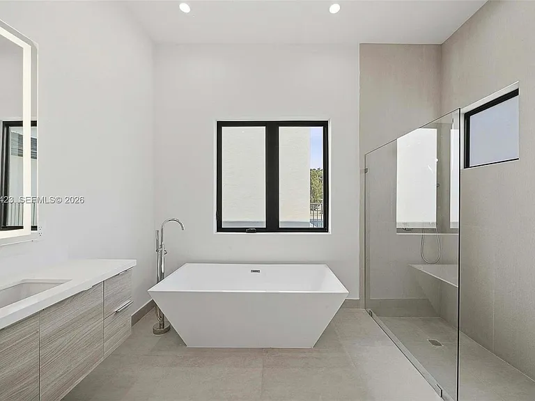 5718 Ashwood Cir W — Photo 49