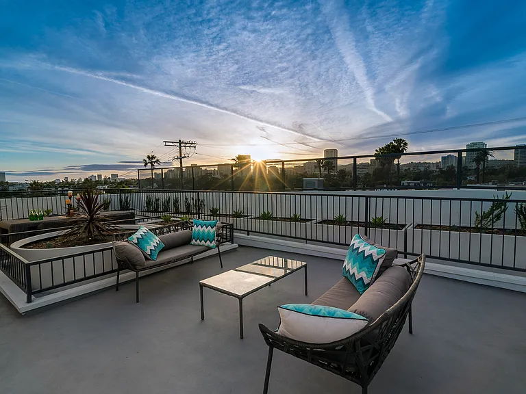 10269 Santa Monica Blvd — Photo 2