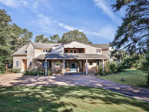 267 Barnes Rd, Oak Bluffs, MA 02557