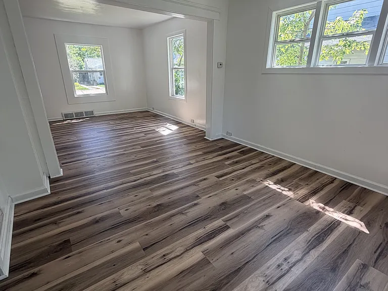218 Goguac St W — Photo 5