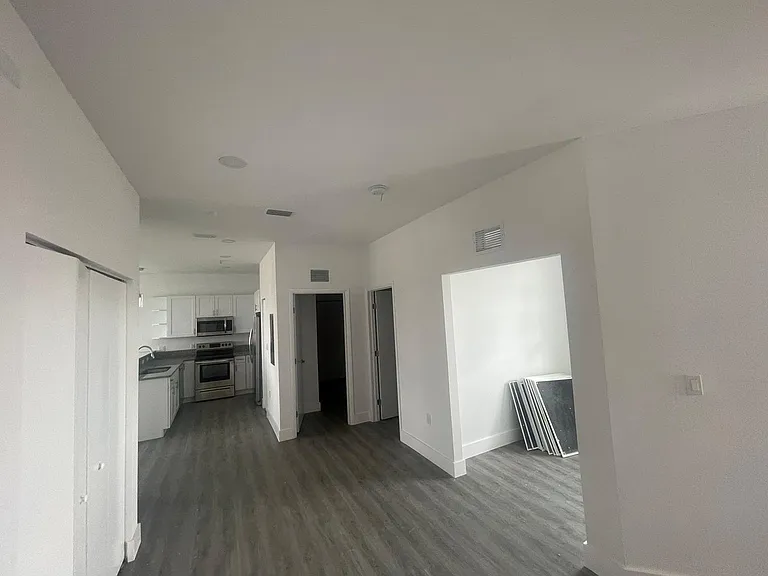 275 SW 4th St #220 — Photo 32