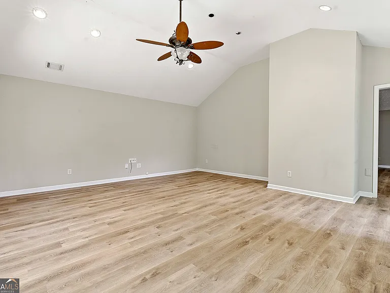 518 Longwood Ln — Photo 15