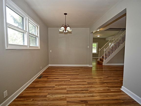 3rd image of 20 E Eureka Dr