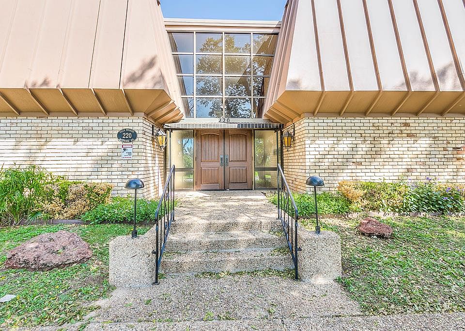 1st image of 220A W Twohig Ave