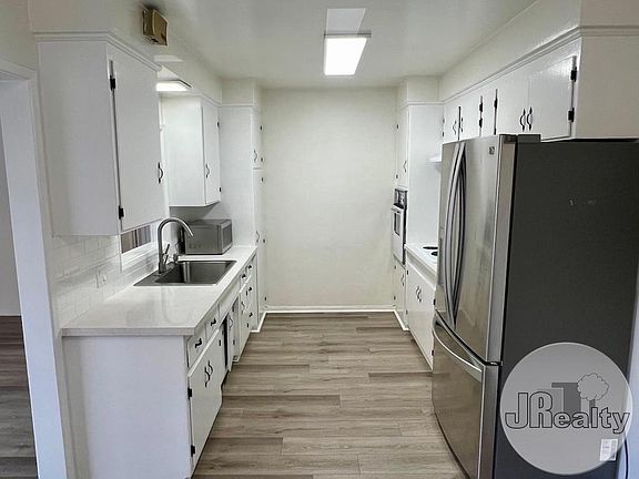 5th image of 3712 Redondo Beach Blvd #B