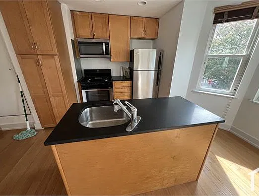 2 bed, 1000 sqft, $2,400 — Photo 3