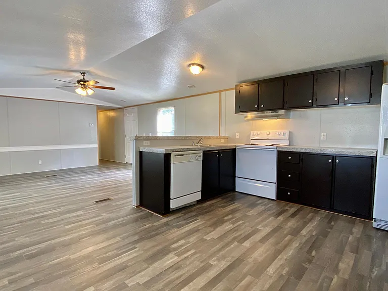 Kitchen / dining area