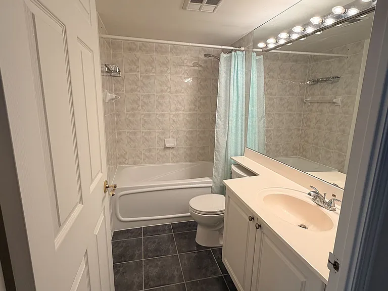 887 Bay St #902 — Photo 4