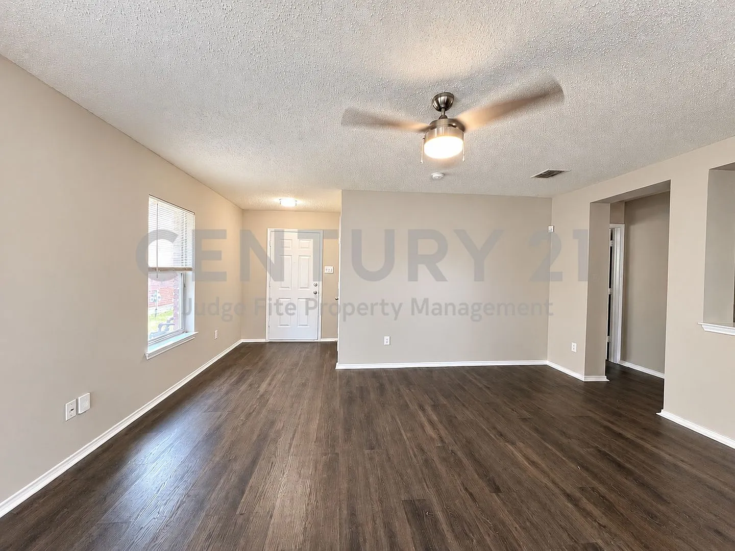 Freshly Updated 3/2/2 in Great Fort Worth Location For Rent! — Photo 3