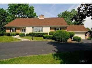 1070 Valley Lake Dr, Inverness, IL 60067